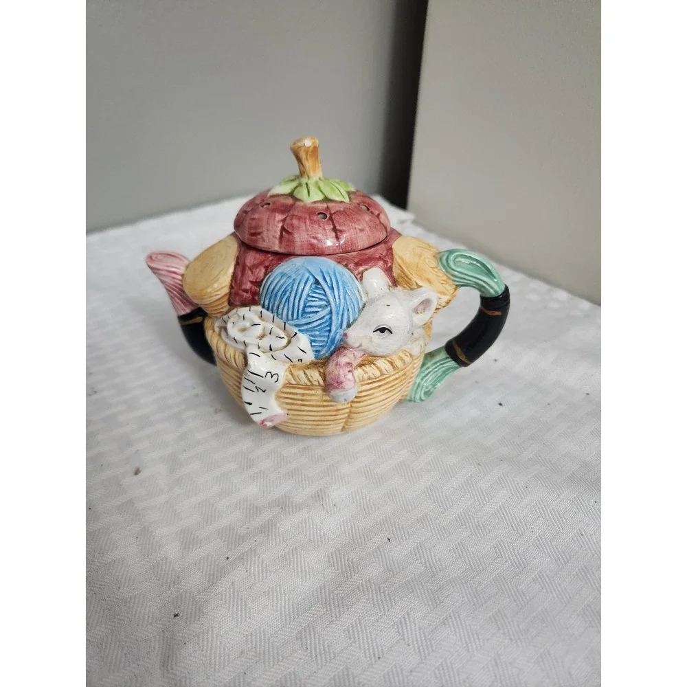 Vintage Sewing Basket Ceramic Teapot Mouse Yarn Pincushion Novelty Tea Pot